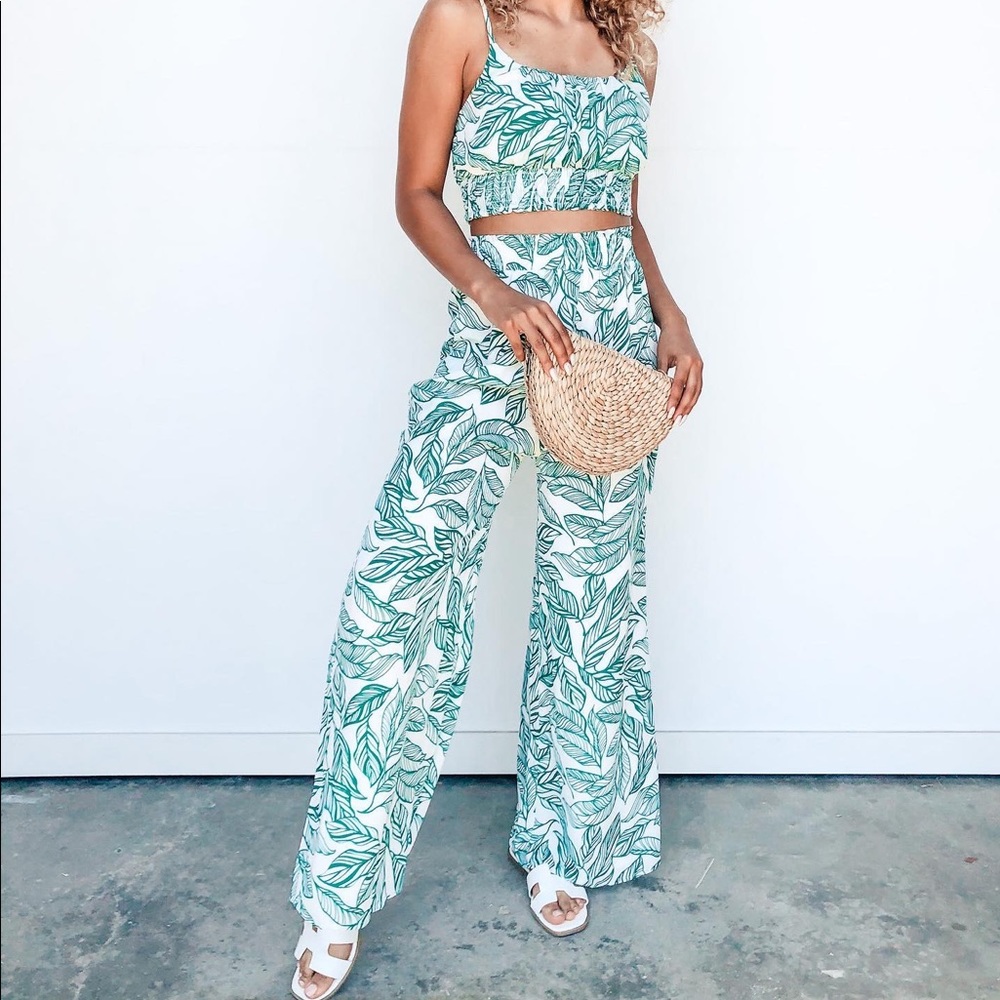 NWT Banana Leaf Matching Set